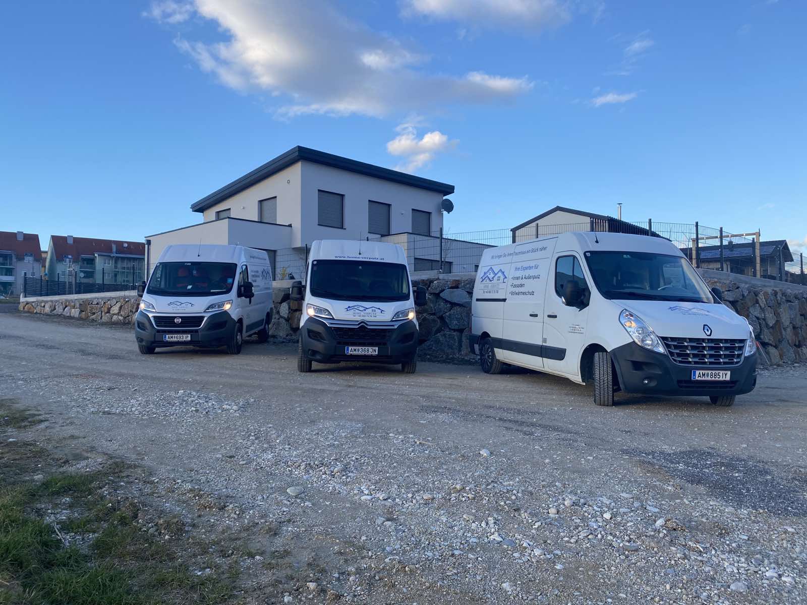 Firmenfahrzeuge von Home-Verputz auf der Baustelle – Bild 2