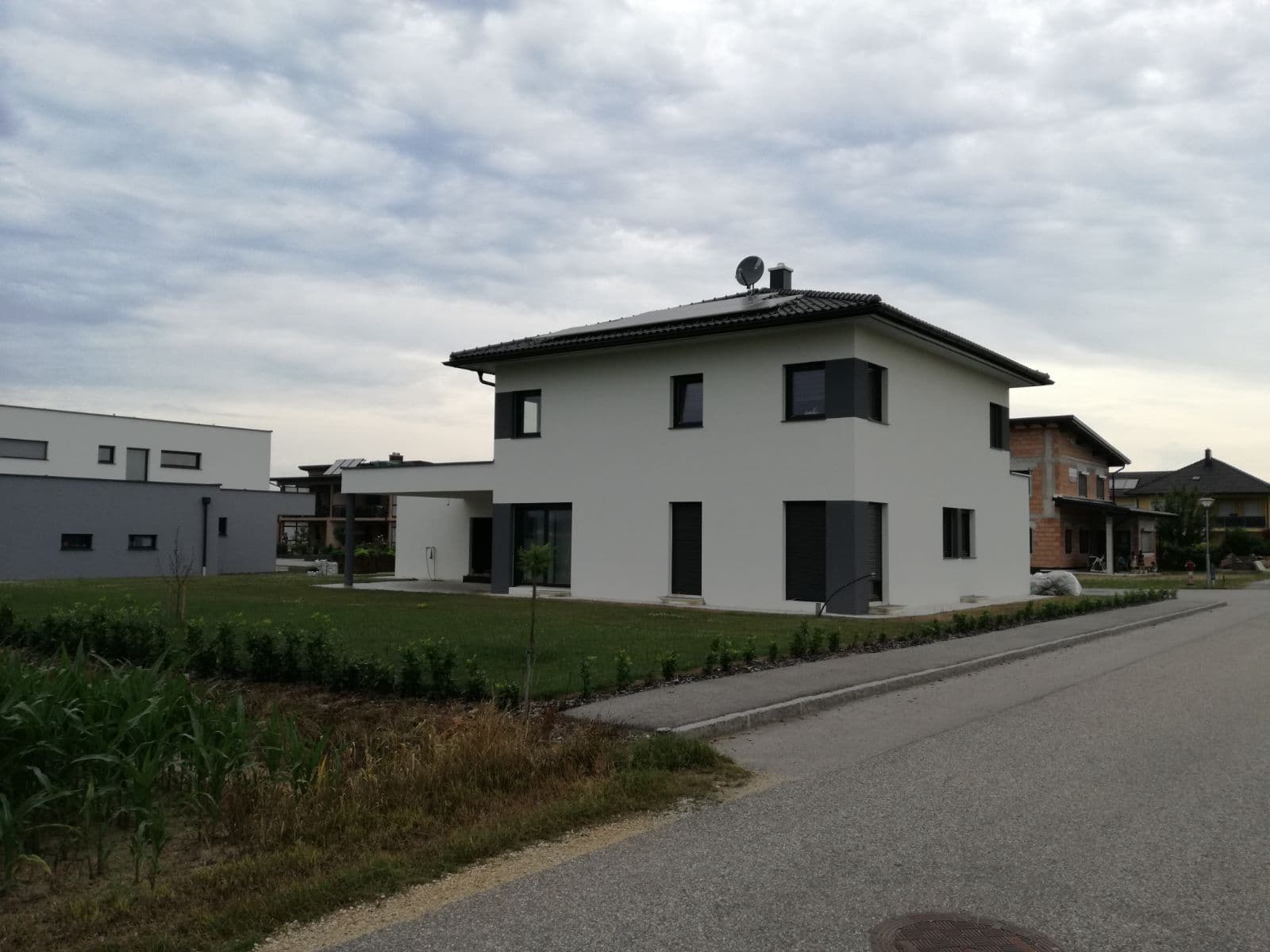 Von Home-Verputz verputztes Einfamilienhaus
